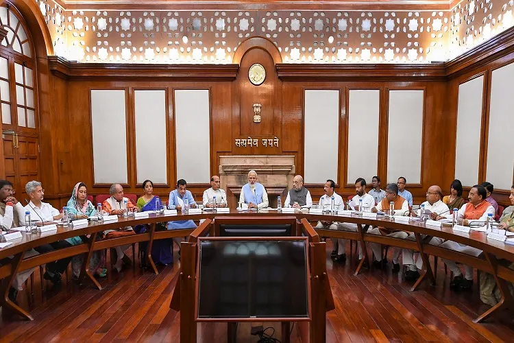 मोदी कैबिनेट के चार बड़े फैसले, किसानों और छोटे व्यापारियों को पेंशन का ऐलान, पशुओं का भी रखा ख्याल Pm Modi cabinet- India TV Hindi