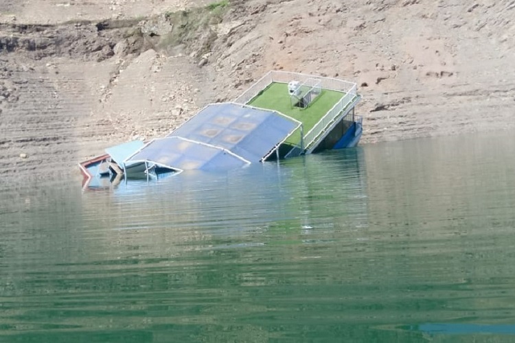 Part of floating restaurant submerges in Tehri Lake India TV Hindi