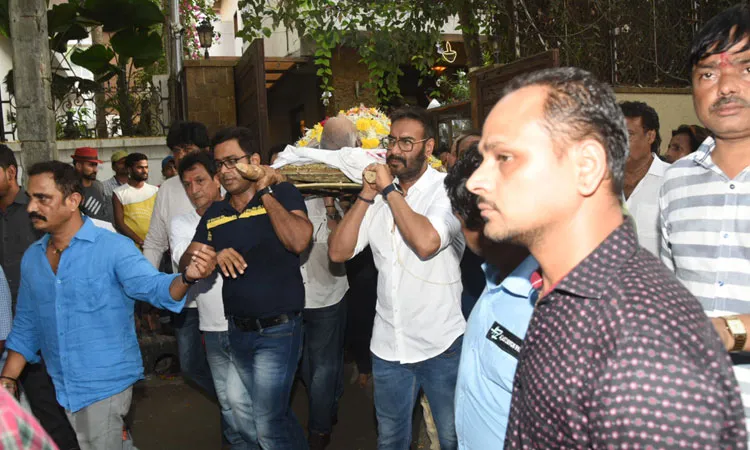 अजय देवगन ने दिया पिता वीरू देवगन को कंधा, घर पहुंचे शाहरुख खान, ऐश्वर्या राय बच्चन सहित ये सितारे <p>Veeru Devgan last rites</p>- India TV Hindi