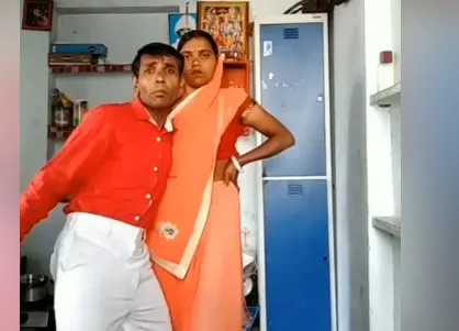 Viral Video: शर्मीली बीवी और डांस के दीवाने मियां का Bollywood डांस, वीडियो कोरियोग्राफरों के छूटेंगे पसीने dance - India TV Hindi