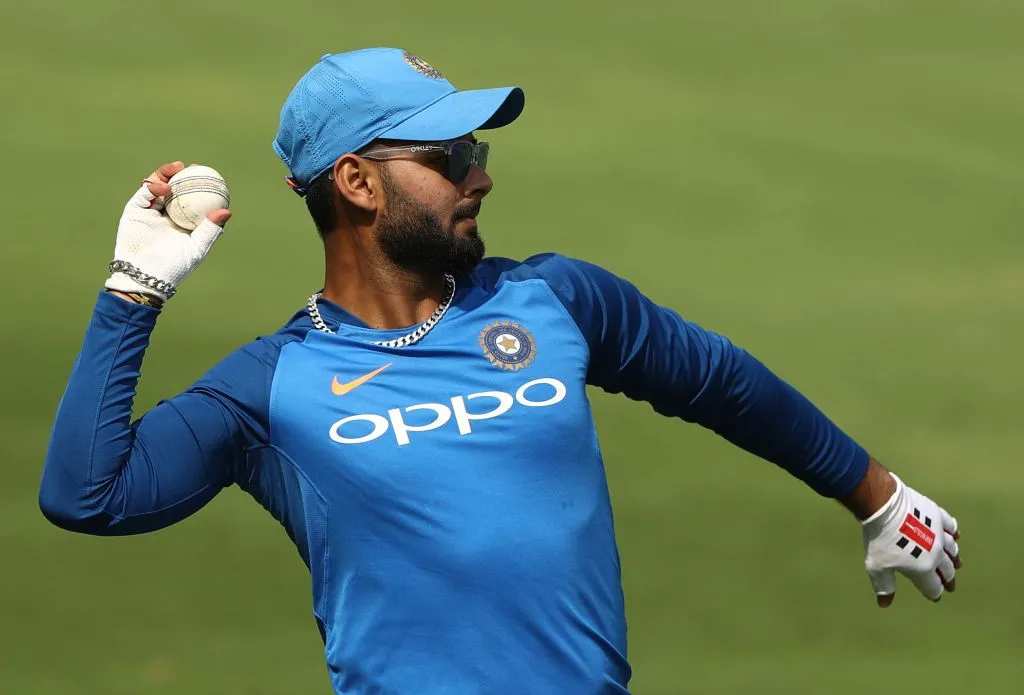 पाकिस्तान के खिलाफ मैच से पहले टीम इंडिया के साथ प्रैक्टिस करने उतरे ऋषभ पंत, धोनी ने दी ये खास टिप्स ऋषभ पंत- India TV Hindi