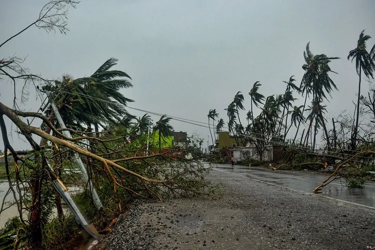 गुजरात में वेरावल तट से टकराएगा 'वायु' तूफ़ान, NDRF की 36 टीम तैनात, सेना को भी अलर्ट पर रखा गया <p>Cyclone Vayu hits Gujarat (Representative Image)</p>- India TV Hindi