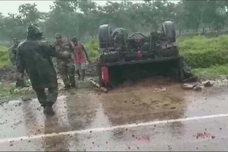 असम: सोनितपुर में सेना का वाहन दुर्घटनाग्रस्त, 2 जवानों की मौत, 3 घायल Indian Army Vehicle Accident- India TV Hindi