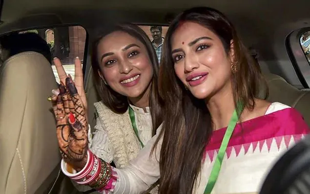 सिंदूर और चूड़ा की वजह से ट्रोल हो रही नुसरत जहां को मिला मिमी चक्रवर्ती का साथ, कहा... <p>नुसरत जहां ,मिमी...- India TV Hindi