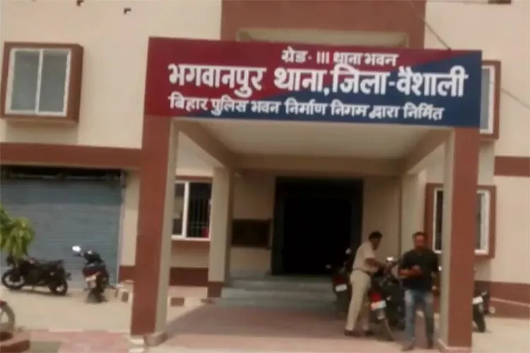 बिहार में शर्मसार करने वाली घटना, छेड़खानी का विरोध करने पर मुंडवाया मां-बेटी का सिर <p>Bihar</p>- India TV Hindi