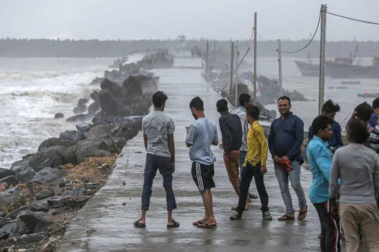 गुजरात को छुए बगैर गुजर गया चक्रवात ‘वायु’, अब ओमान का किया रुख <p>Cyclone Vayu, in Veraval</p>- India TV Hindi
