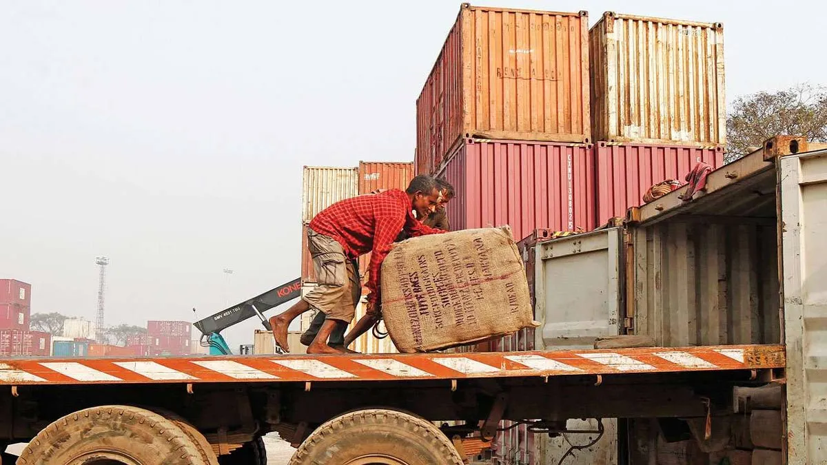 8 महीने बाद देश के निर्यात में आई गिरावट, जून में एक्सपोर्ट 9.71% घटकर रहा 25.01 अरब डॉलर Exports dip 9.71 pc after gap of eight months- India TV Paisa