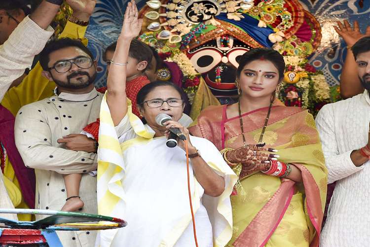 Mamata Greeted With Jai Shri Ram Slogan At Rath Yatra Event ममता बनर्जी के रथ यात्रा 0139