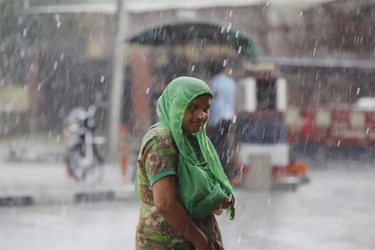 उत्तर और पूर्वी भारत में मानसून की बारिश, गर्मी से मिली राहत Monsoon Rain - India TV Hindi