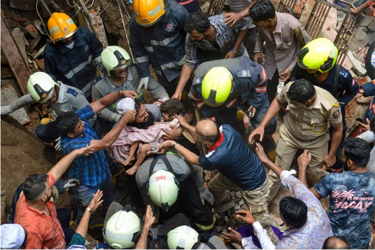 मुंबई में चार मंजिला रिहायशी इमारत गिरी, 11 की मौत, 40 से ज्यादा के फंसे होने की आशंका Mumbai building collapses- India TV Hindi