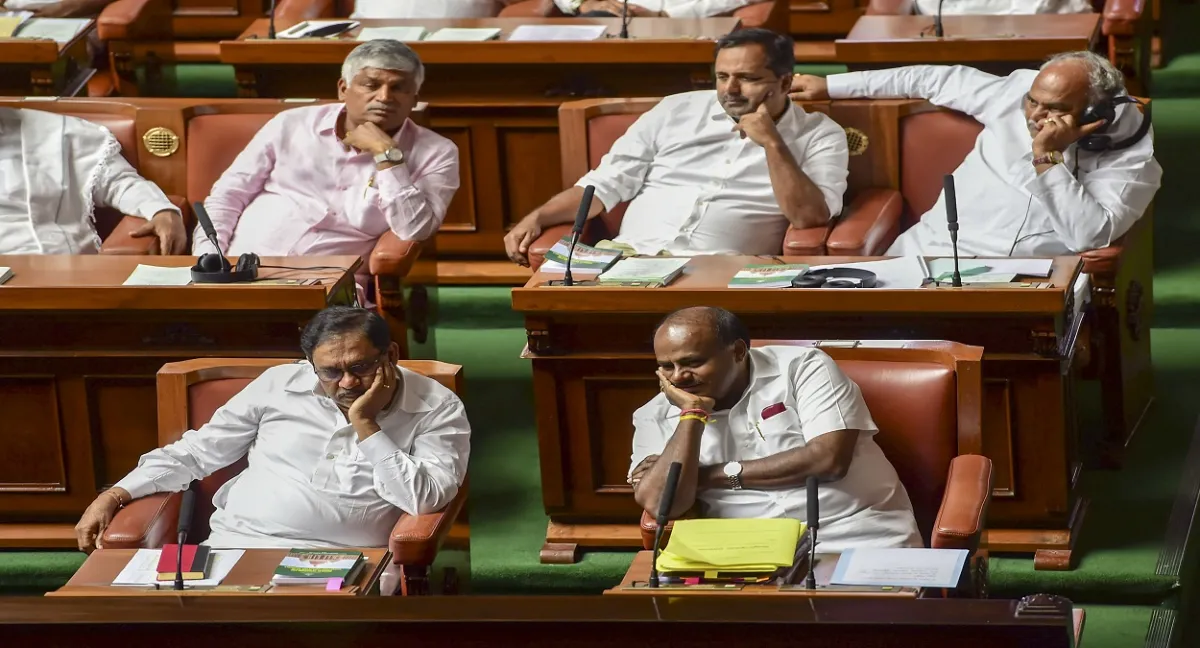 कर्नाटक संकट: राज्यपाल ने सीएम कुमारस्वामी को कल 1.30 बजे तक बहुमत साबित करने को कहा <p>राज्यपाल वजुभाई वाला...- India TV Hindi