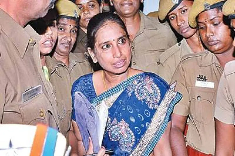 राजीव गांधी हत्याकांड की मुजरिम नलिनी को मद्रास उच्च न्यायालय से 30 दिन का पैरोल मिला <p>Rajiv Gandhi Assassination case: Convict Nalini gets 30...- India TV Hindi