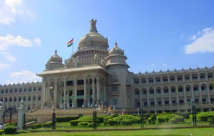 कर्नाटक में "महानाटक": खतरे में कुमारस्वामी सरकार, जेडी(एस) ने बुलाई विधायकों की बैठक <p>Karnataka Vidhan Sabha</p>- India TV Hindi
