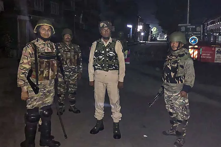 जब रात गहराती है, कश्मीर को सुरक्षित रखने के लिए जागे रहते हैं जवान <p>CRPF jawans</p>- India TV Hindi