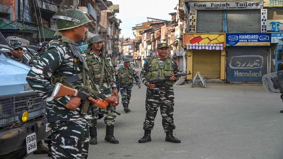 कश्मीर घाटी में 50 पुलिस थाना क्षेत्रों में प्रतिबंधों में दी गई ढील, जम्मू में अफवाह फैलने के चलते इंटरनेट सेवाएं बंद <p>कश्मीर घाटी में 50...- India TV Hindi