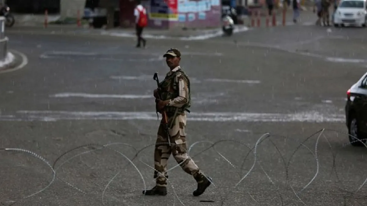 जुमे की नमाज के मद्देनजर कश्मीर घाटी में एहतियाती तौर फिर लगे प्रतिबंध - India TV Hindi