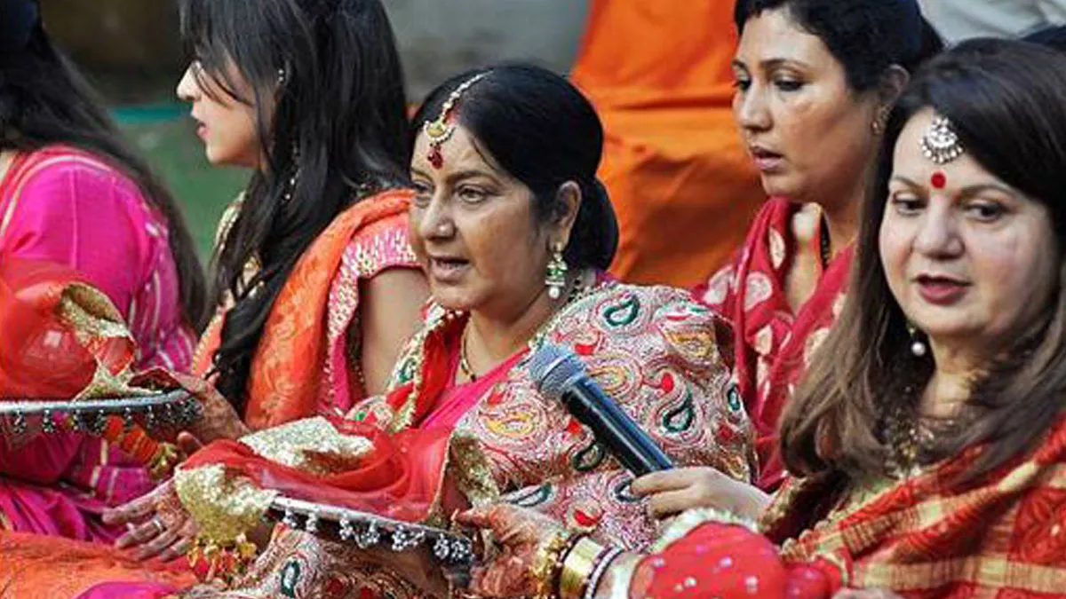 सुषमा स्वराज इकलौती राजनेता जो करवा चौथ-तीज में दुल्हन के लुक में आती थीं नजर, देखें तस्वीरें Sushma swaraj- India TV Hindi