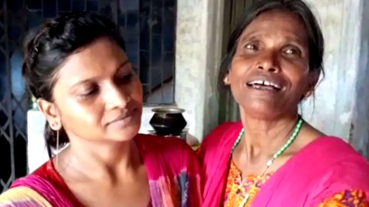 रानू मंडल की बेटी ने आलोचनाओं का दिया जवाब, मां का वीडियो बनाने वाले युवकों पर लगाया गंभीर आरोप बेटी एलिजाबेथ के साथ रानू मंडल- India TV Hindi