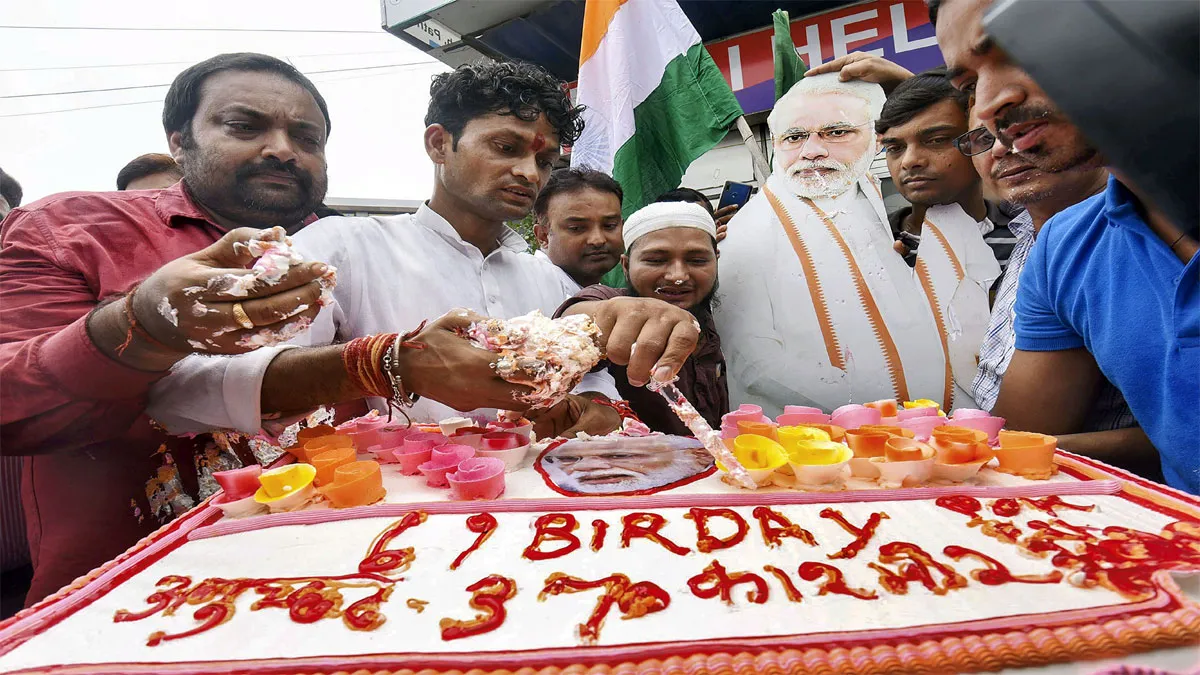 Happy Birthday PM Modi: पीएम मोदी के जन्मदिन पर जानिए किसने चढ़ाया सोने का मुकुट, कहां कटा 69 फीट लंबा केक PM Modi Birhday- India TV Hindi