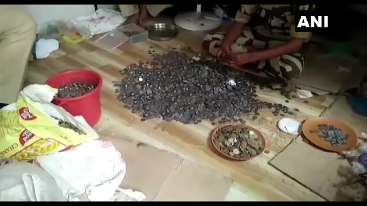 भिखारी के घर को टटोलने पर मिला 1.5 लाख कैश और 8.77 लाख का फिक्स डिपॉजिट Mumbai Police found 8.77 lakh fix deposit and 1.5 lakh cash during search of beggar house in Govandi- India TV Hindi