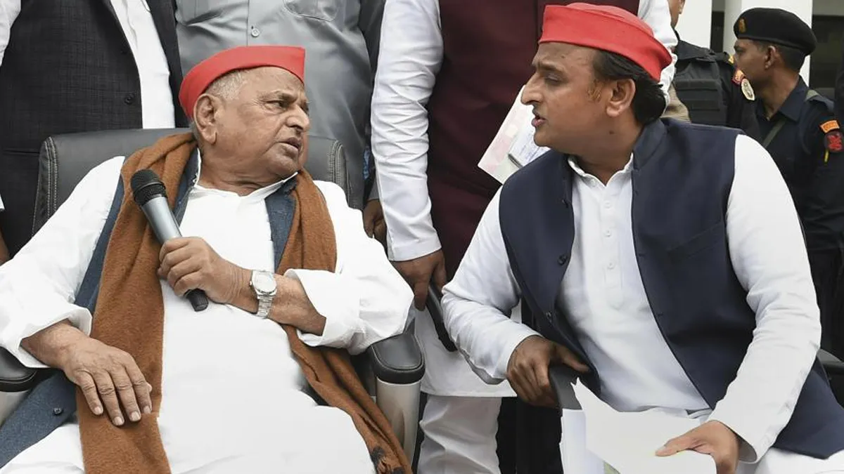 यूपी: अपने मूल वोट बैंक को सहेजने में जुटी है समाजवादी पार्टी, 2022 है लक्ष्य Mulayam Singh Yadav and Akhilesh Yadav | PTI File- India TV Hindi
