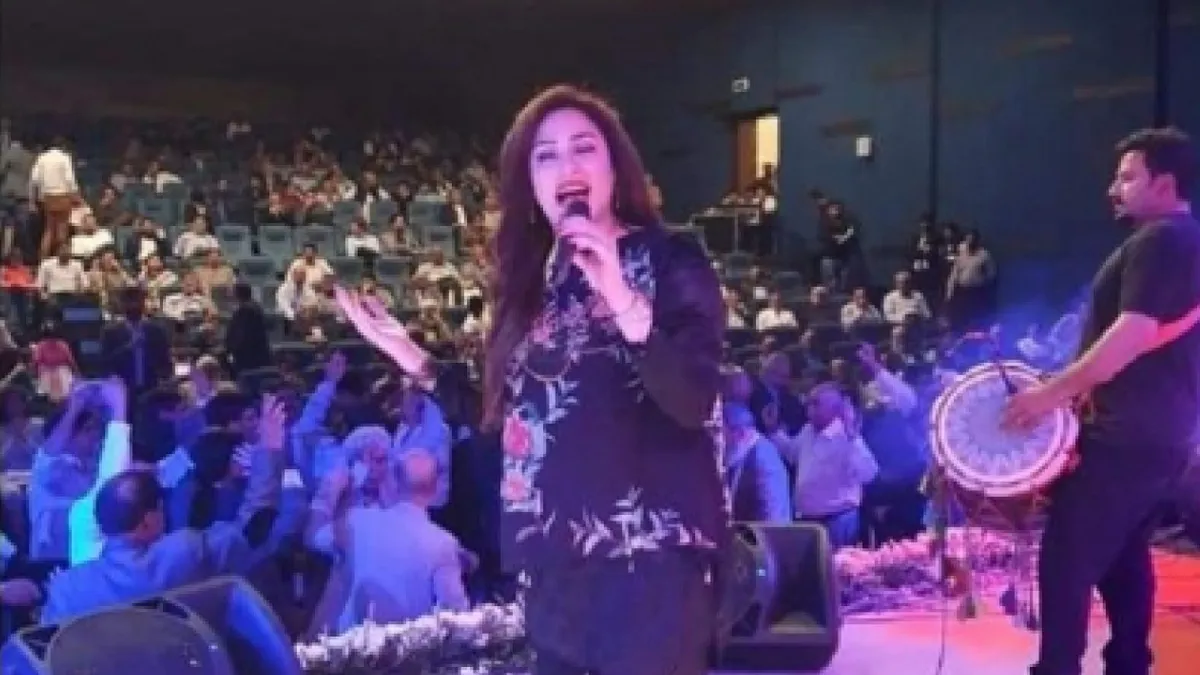 पाकिस्तान में 'कश्मीर ब्लैक डे' मना रहे पाक जनरलों ने पॉप सिंगर के साथ जमकर लगाए ठुमके पाकिस्तान में 'कश्मीर ब्लैक डे' मना रहे पाक जनरलों ने पॉप सिंगर के साथ जमकर लगाए ठुमके- India TV Hindi