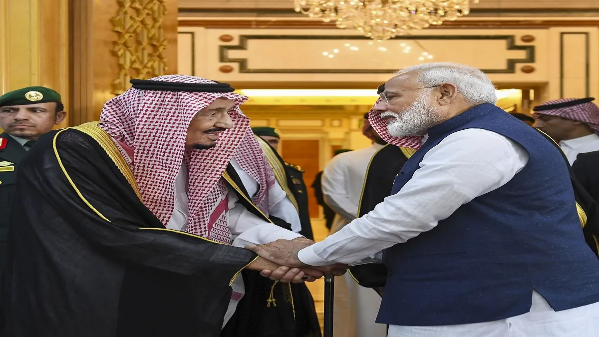 PM Modi Saudi Arabia visit: सऊदी अरब वित्तीय सम्मेलन में 15 अरब डॉलर के कारोबारी समझौतों पर हस्ताक्षर Prime Minister Narendra Modi meets H.M. King Salman bin Abdulaziz Al Saud in Riyadh, Saudi Arabia on- India TV Hindi