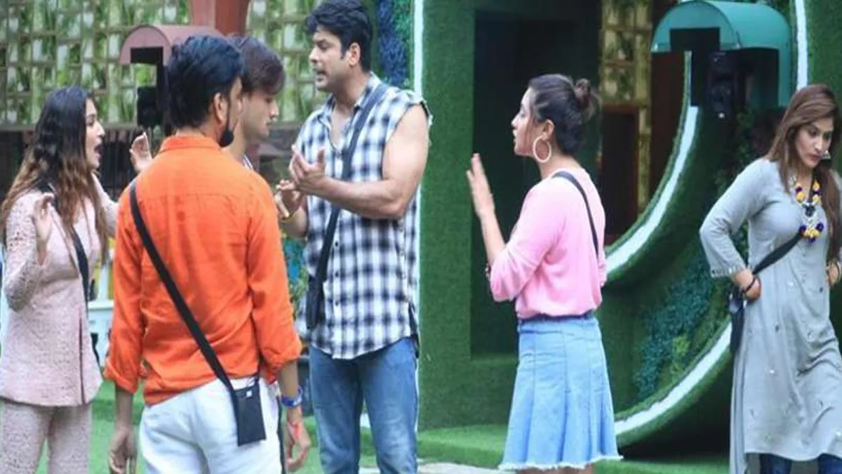 Bigg Boss 13 Highlights: 'सांप सीढ़ी' गेम में सिद्धार्थ शुक्ला ने लड़कियों के साथ की हाथापाई <p>बिग बॉस 13</p>- India TV Hindi