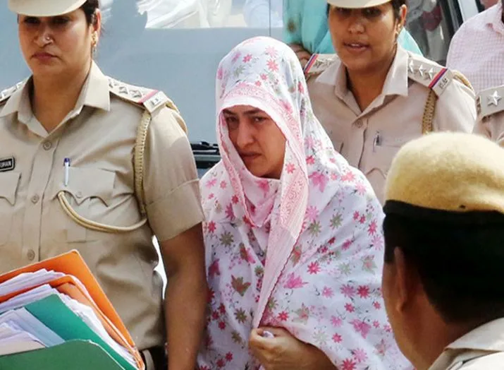 बेहाल 'बिटिया' जेल में बंद 'बाबा' से मिलने को 'बेताब' <p>honeypreet</p>- India TV Hindi