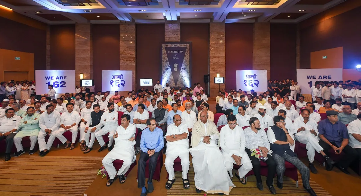 महाराष्ट्र: चरम पर सियासी ड्रामा, शिवसेना-NCP-कांग्रेस ने किया शक्ति प्रदर्शन <p>Senior Congress leader Mallikarjun Kharge, NCP chief...- India TV Hindi