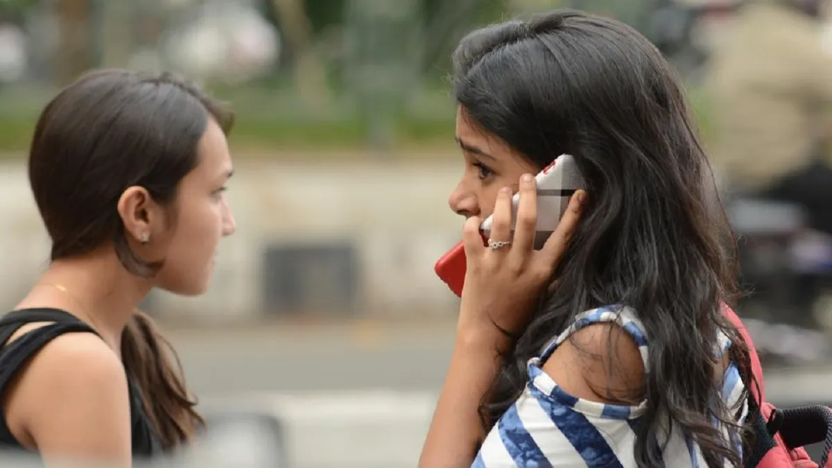 रिचार्ज कराना होगा महंगा, 1 दिसंबर 2019 से टेलीकॉम कंपनियां टैरिफ प्लान में कर रही हैं बढ़ोतरी Mobile User । File Photo- India TV Paisa