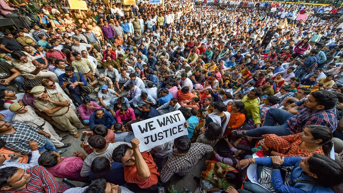 LIVE: वरिष्ठ पुलिस अधिकारियों की अपील का असर, 10 घंटे बाद पुलिसकर्मियों का प्रदर्शन खत्म <p><span style="color: #626262; background-color:...- India TV Hindi