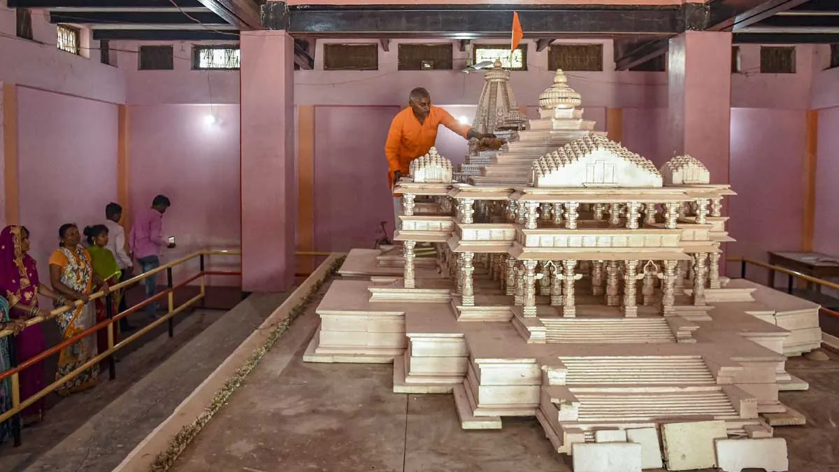 अयोध्या: राम नवमी से शुरू हो सकता है राम मंदिर का निर्माण <p>Replica of the proposed Ram Mandir on display at...- India TV Hindi