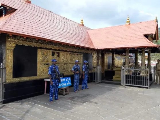 सबरीमाल मंदिर के कपाट खोले गए, केरल पुलिस ने 10 महिलाओं को दर्शन करने से रोका Sabarimala Temple opening- India TV Hindi
