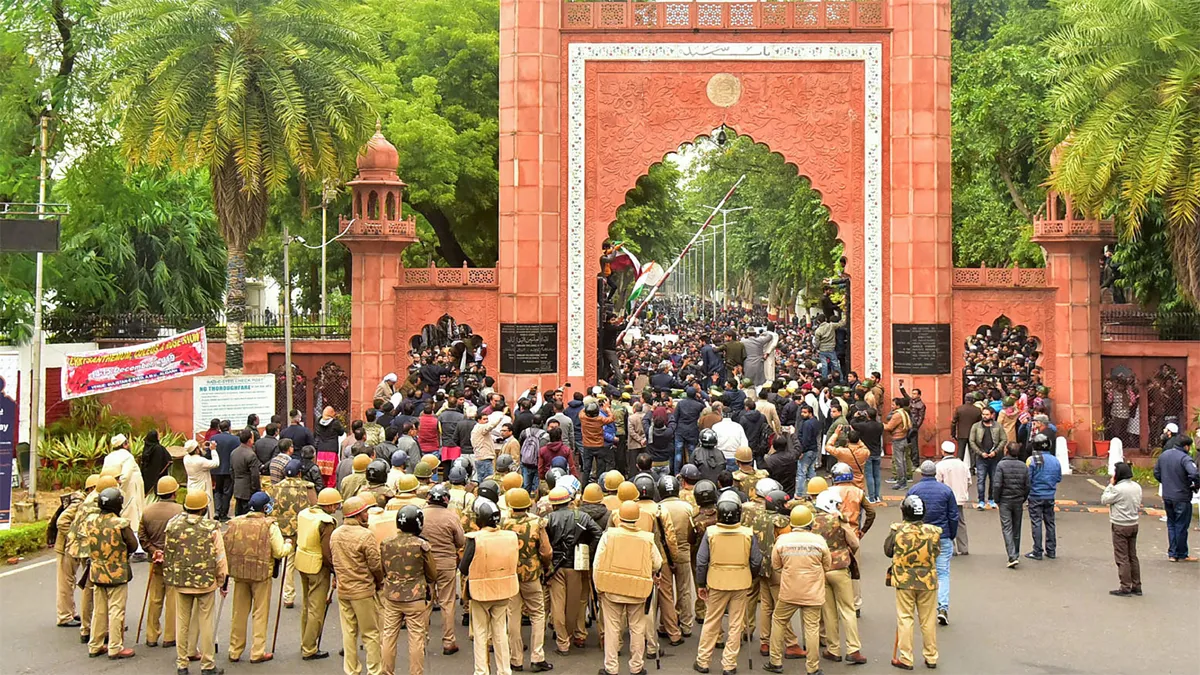 AMU में छात्रों की पुलिस के साथ झड़प: 60 छात्र घायल, विश्वविद्यालय 5 जनवरी तक के लिए बंद AMU violence, Aligarh Muslim University, Aligarh Muslim University violence, Police enter AMU campus- India TV Hindi