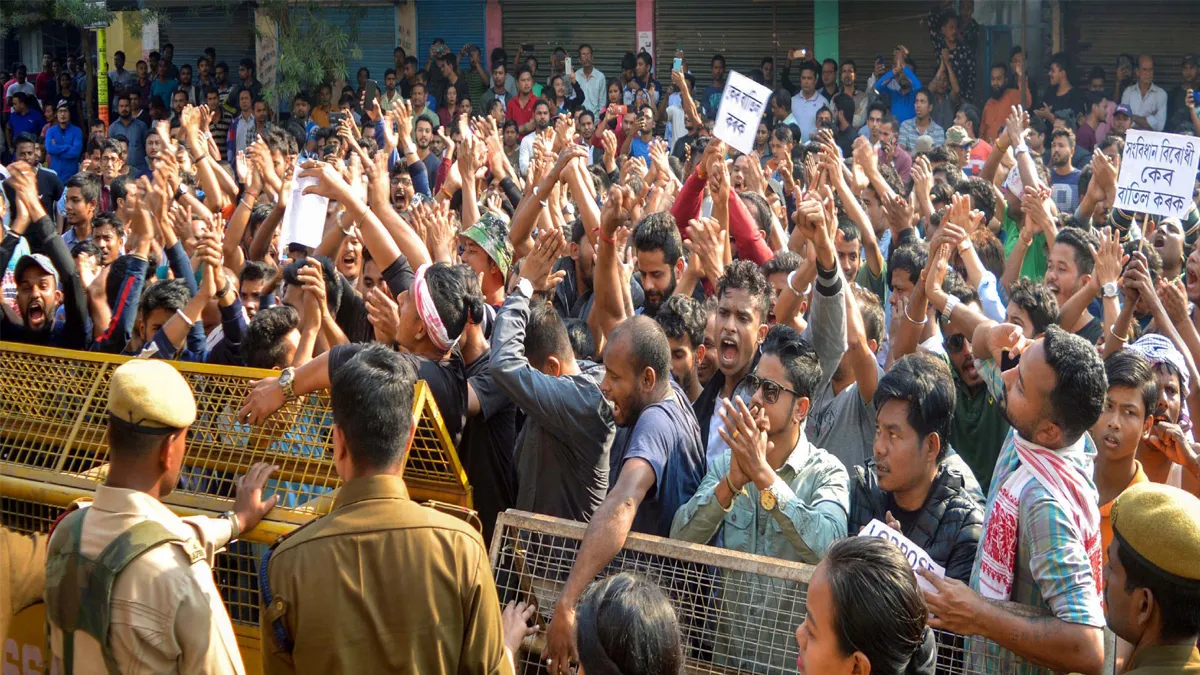 पूर्वोत्तर में नागरिकता संशोधन विधेयक के खिलाफ व्यापक प्रदर्शन, सामान्य जनजीवन ठप पड़ा CAB Protest in North east- India TV Hindi