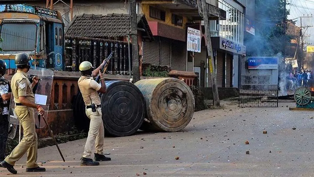 जांच पूरी होने तक पुलिस गोलीबारी में मारे गए लोगों के परिजनों को नहीं मिलेगा मुआवजा: येदियुरप्पा Mangaluru police firing, Mangaluru police firing victims, Karnataka government withdraws ex-gratia, - India TV Hindi