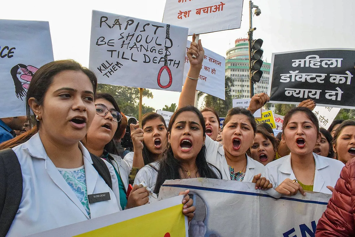 हैदराबाद रेप केस: सांसदों ने की त्वरित कार्रवाई की मांग, घटना की एक स्वर में निंदा Protest against Rape - India TV Hindi
