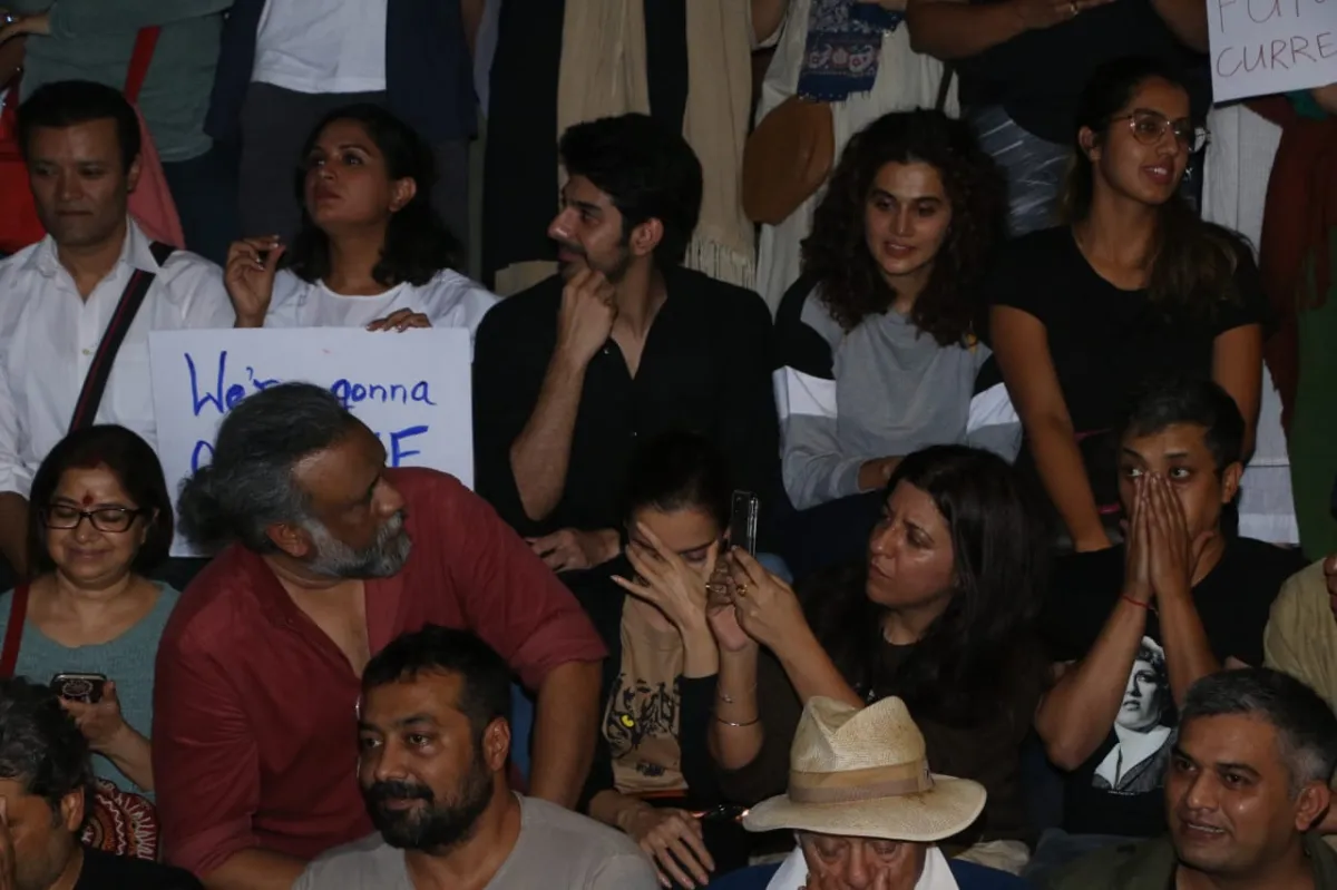 बॉलीवुड हस्तियों ने जेएनयू हमले की ट्विटर पर की निंदा, इन सितारों ने मुंबई में किया प्रोटेस्ट <p>बॉलीवुड हस्तियों ने...- India TV Hindi