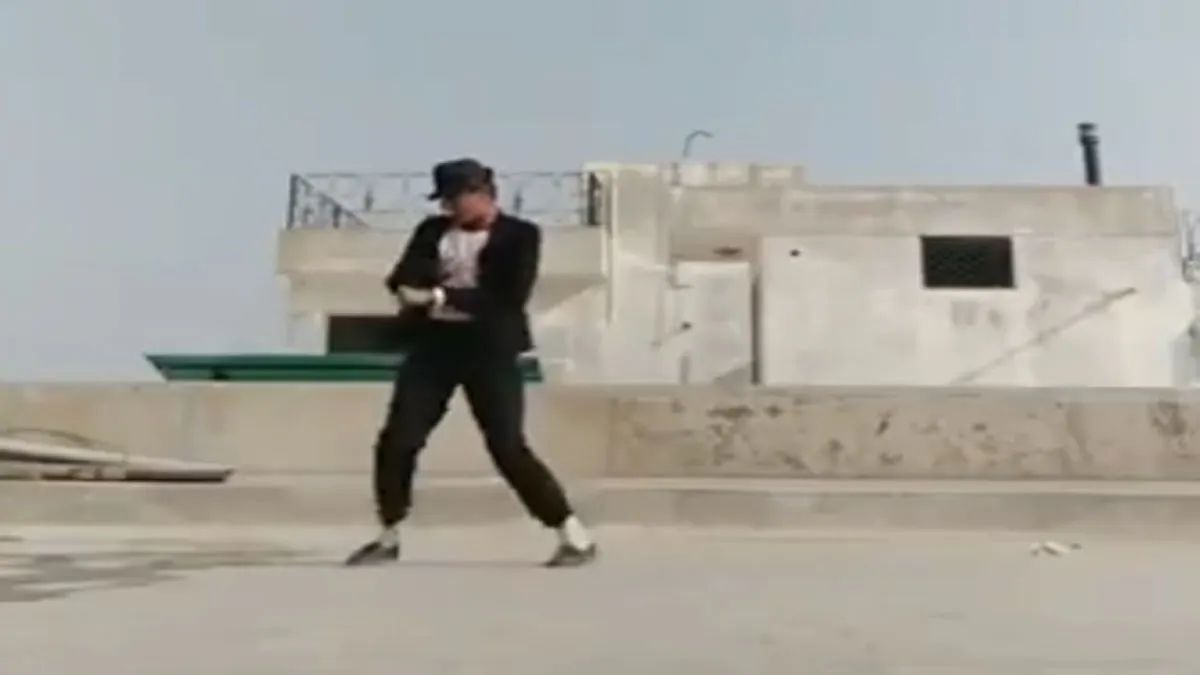 टिक टॉक यूजर के शानदार एयरवॉक ने ऋतिक रोशन को बनाया दीवाना, इसका डांस देख अवाक रह जाएंगे टिक टॉक पर एयर वॉक डांस ऋतिक रोशन को आया पसंद- India TV Hindi