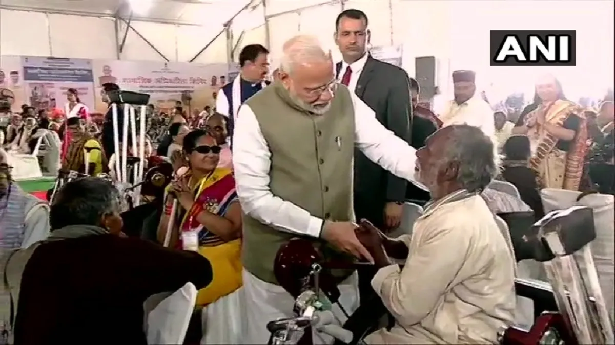 उत्तर प्रदेश के दौरे पर PM मोदी, प्रयागराज में बुजुर्गों और दिव्यांगों को बांटे सहायक उपकरण <p>प्रयागराज में पीएम...- India TV Hindi