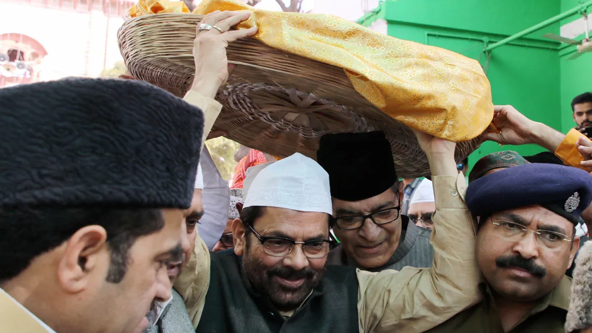 <p>Naqvi offers 'chadar' at Ajmer dargah on behalf of PM...- India TV Hindi