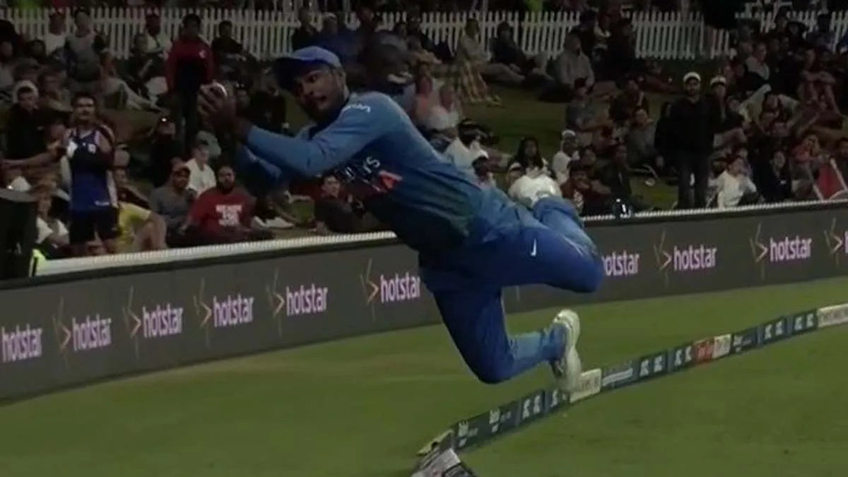 NZ vs IND 5th T20I : संजू सैमसन की 'हवाई फील्डिंग' की फैन हुई दुनिया, आप भी देखें वीडियो NZ vs IND 5th T20I, Sanju Samson- India TV Hindi