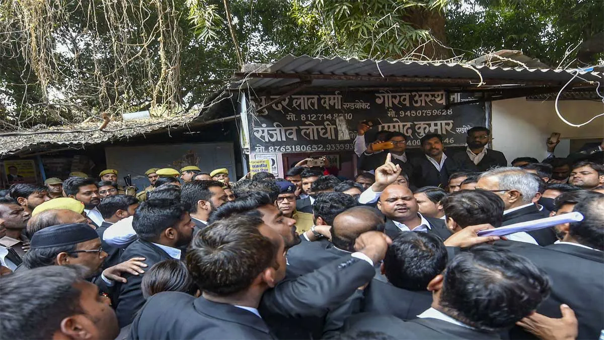 लखनऊ की कचहरी में बम से हमला: बार एसोसिएशन महामंत्री समेत 17 पर मुकदमा दर्ज <p>Lucknow Court</p>- India TV Hindi
