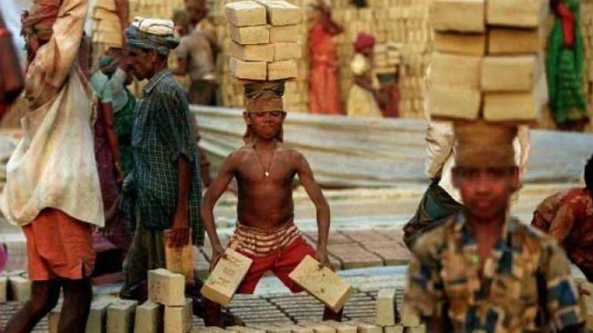 सोनभद्र: जहां बालू की खदानों में लगती है आदिवासी मजदूरों की 'मंडी' Sonbhadra, Sonebhadra, Sonbhadra Sand Mines, Sonbhadra Sand, Sonbhadra tribal laborers- India TV Hindi