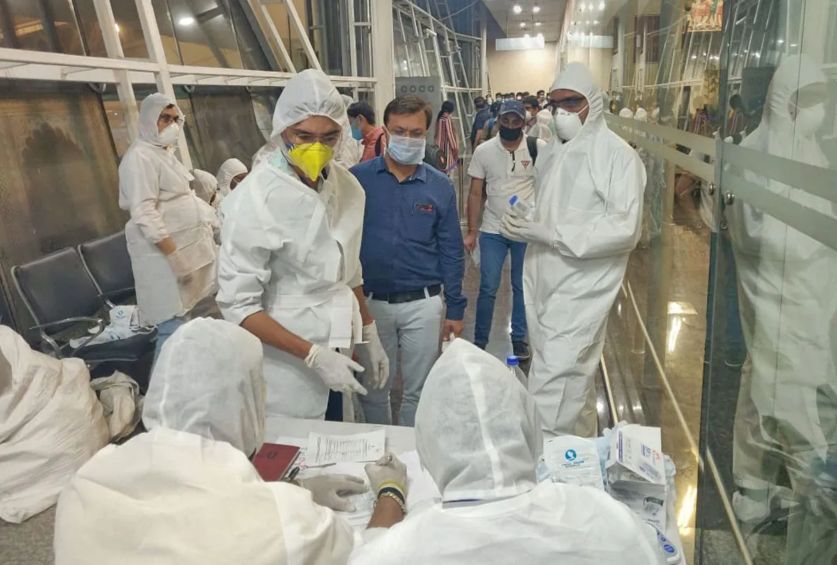 Coronavirus Live Updates: देश में अबतक सामने आए 298 मामले, 4 लोगों की हो चुकी है मौत <p>Health officials screen passengers arriving from Dubai...- India TV Hindi