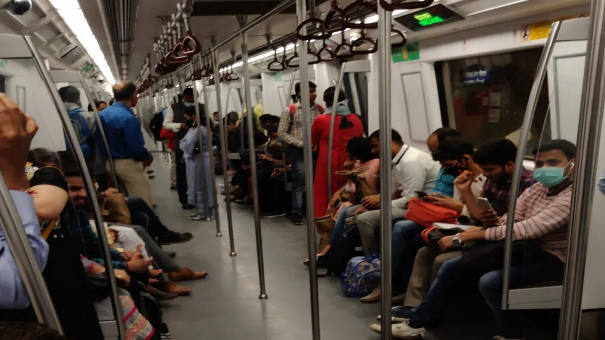 Coronavirus: दिल्ली मेट्रो ने यात्रियों के लिए जारी की एडवाइजरी, एक सीट छोड़कर बैठने का दिया निर्देश coronavirus, DMRC, advisory, Delhi Metro - India TV Paisa