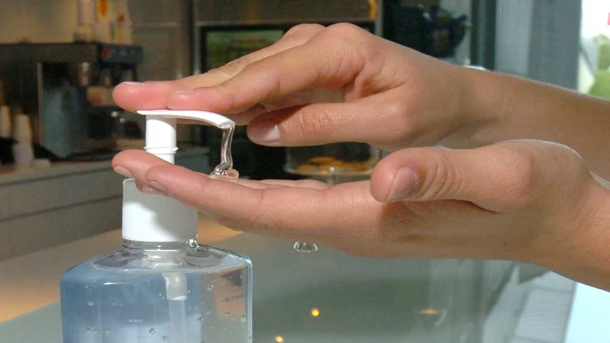 कोरोनावायरस से लड़ने के लिए IIT BHU ने बताई घर में सेनेटाइजर बनाने की विधि, यहां पढे़ <p>how to make hand sanitizer at home</p>- India TV Hindi