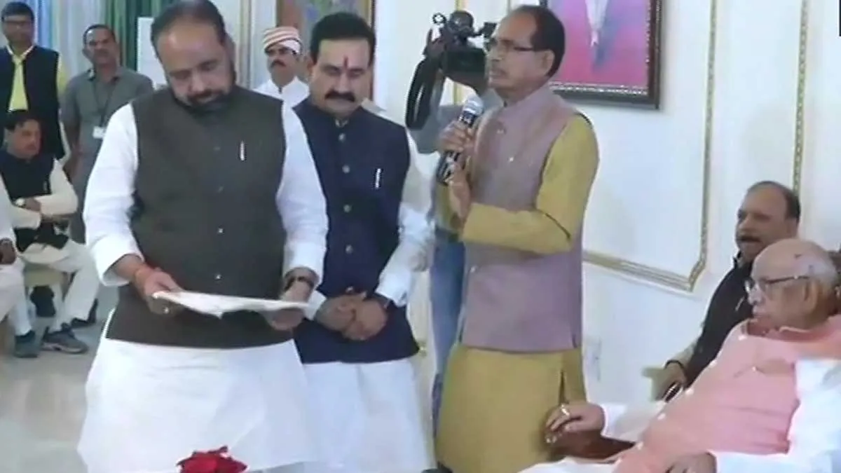 मध्य प्रदेश LIVE: गवर्नर के सामने बीजेपी विधायकों की परेड, शिवराज की याचिका पर कल सुनवाई करेगा SC Madhya Pradesh political crisis Live, Madhya Pradesh Floor Test Live, Kamal Nath, Jyotiraditya Scind- India TV Hindi