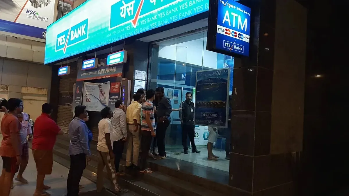 Yes Bank के ग्राहक परेशान हो रहे, ऑनलाइन बैंकिंग ठप्प, ATM में नहीं है कैश <p>yes bank </p>- India TV Hindi